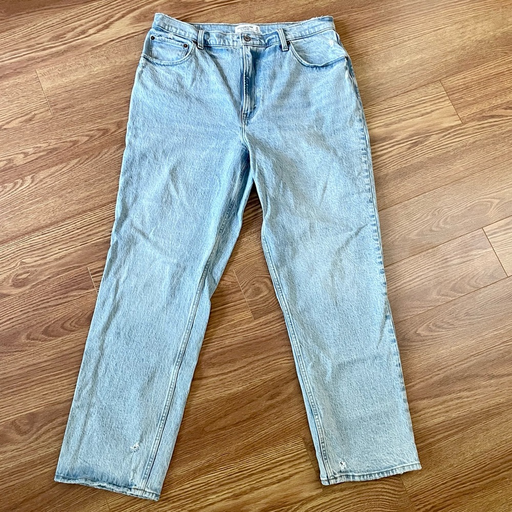 A&F 90s Straight Ultra High-Rise Jeans in Light Wash